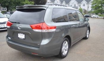 2012-toyota-sienna-le-7-passenger-auto-access-seat-4dr-mini-van-4