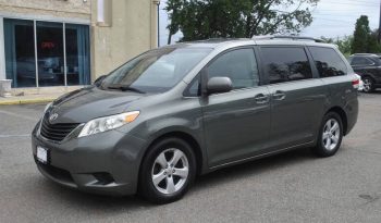 2012-toyota-sienna-le-8-passenger-4dr-mini-van-v6-2